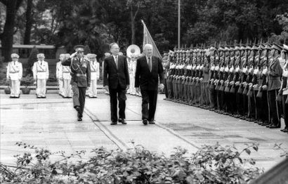 Chủ tịch nước Lê Đức Anh và Toàn quyền Australia Bill Hayden duyệt đội danh dự tại Lễ đón, ngày 18/4/1995, tại Hà Nội, trong chuyến thăm chính thức đến Việt Nam. Ảnh: Kim Hùng/TTXVN