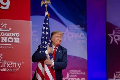  Tổng thống Donald Trump ôm cờ Mỹ trong CPAC 2019 (Hội nghị Hành động Chính trị Bảo thủ), vào ngày 2-3 năm 2019, tại National Harbor, Maryland.TASOS KATOPODIS / GETTY IMAGES