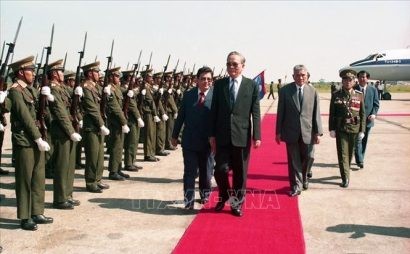  Chủ tịch nước Lê Đức Anh và Chủ tịch nước Lào Nuhak Phumsavan duyệt đội danh dự tại Lễ đón ở sân bay quốc tế Wattay (thủ đô Viêng Chăn), trong chuyến thăm hữu nghị chính thức CHDCND Lào từ ngày 01-03/11/1993. Ảnh: Cao Phong/TTXVN