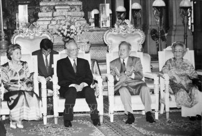  Quốc vương Campuchia Norodom Sihanouk và Hoàng hậu tiếp Chủ tịch nước Lê Đức Anh và Phu nhân thăm chính thức Campuchia, ngày 8/8/1995, tại Phnom Penh. Ảnh: Cao Phong/TTXVN