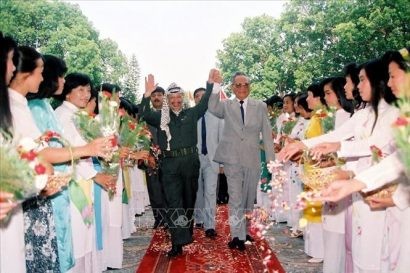Chủ tịch nước Lê Đức Anh đón Tổng thống Palestine Yasser Arafat sang thăm Việt Nam (1993), tại Hà Nội. Ảnh: Cao Phong/TTXVN