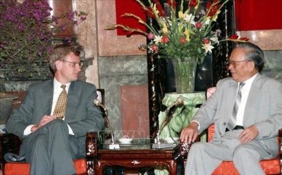  Chủ tịch nước Lê Đức Anh tiếp Thủ tướng Vương quốc Thụy Điển Carl Bildt, chiều 7/4/1994 tại Phủ Chủ tịch, nhân chuyến thăm hữu nghị chính thức Việt Nam. Ảnh: Minh Ðạo/TTXVN