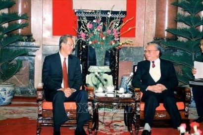  Chủ tịch nước Lê Đức Anh tiếp Thủ tướng Singapore Goh Chok Tong sang thăm Việt Nam, sáng 3/3/1994, tại Hà Nội. Ảnh: Minh Ðạo/TTXVN