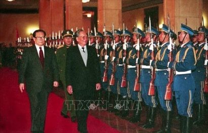  Chủ tịch nước Lê Đức Anh và Chủ tịch Trung Quốc Giang Trạch Dân duyệt đội danh dự tại Lễ đón ở Đại Lễ đường nhân dân, thủ đô Bắc Kinh, ngày 9/11/1993, trong chuyến thăm hữu nghị chính thức Trung Quốc từ 9-15/11/1993. Ảnh: Cao Phong/TTXVN