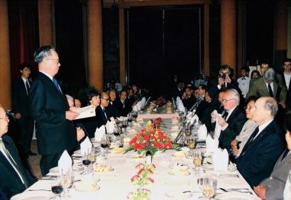  Chủ tịch nước Lê Đức Anh phát biểu tại tiệc chiêu đãi Tổng thống Pháp François Mitterrand sang thăm chính thức Việt Nam, tối 9/2/1993, tại Phủ Chủ tịch. Ảnh: Cao Phong/TTXVN