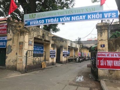 Nhiều người bức xúc với quyết định của công ty Vivaso nên đã treo băng rôn ở khu vực cổng Hãng phim truyện Việt Nam.