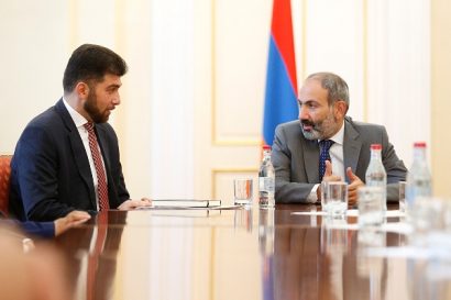  Davit Sanasaryan (trái ảnh), lãnh đạo Cơ quan Kiểm tra Nhà nước, người được Thủ tướng Nikol Pashinyan giới thiệu vào tháng 5-2018, hiện đang bị cáo buộc lạm dụng quyền lực. Ảnh: Primeminister.am