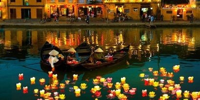 Thả đèn hoa đăng trên sông Hoài tại Hội An