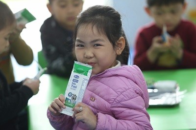 Sau hơn 3 tháng thực hiện chương trình Sữa học đường, một số quận huyện tại Hà Nội có tỉ lệ phụ huynh đăng ký sữa học đường cho con ở khối các trường công lập rất cao, lên tới gần 100% 
