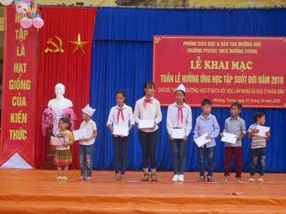 Hình ảnh các em học sinh huyện Mường Nhé tại lễ hưởng ứng học tập suốt đời