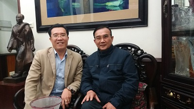  Thiếu tướng Lê Mã Lương (bên phải) trao đổi cùng Phóng viên Tạp chí Pháp lý.