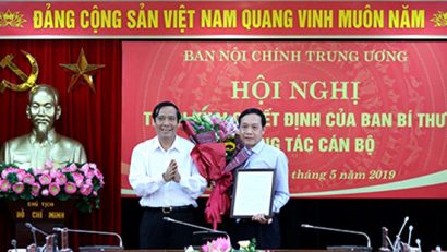 Đồng chí Nguyễn Thanh Bình trao quyết định và chúc mừng đồng chí Nguyễn Thanh Hải- tân Phó Trưởng Ban Nội chính Trung ương