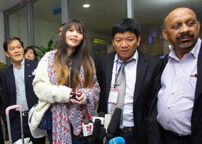  Đoàn Thị Hương tại sân bay Nội Bài tối 3-5. Ảnh: VTC News