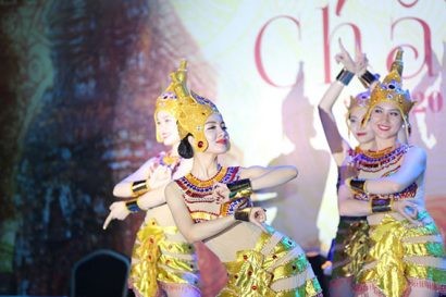 Những điệu múa đậm nét văn hóa Chăm Pa được các vũ công thể hiện đầy cuốn hút.