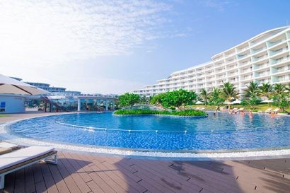 Là “resort có nhiều bể bơi nhất Việt Nam” và “resort có bể bơi nước mặn lớn nhất Việt Nam", FLC Sầm Sơn là điểm hẹn giải nhiệt tuyệt vời cho cả gia đình.