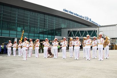 Nghi lễ quân nhạc đón chuyến bay đầu tiên của Hãng hàng không Bamboo Airways kết nối Hải Phòng. 