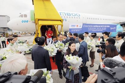 Đại diện lãnh đạo UBND TP. Hải Phòng, Tập đoàn FLC và Hãng hàng không Bamboo Airways tặng hoa hành khách.