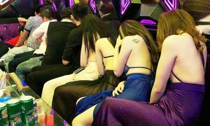  Một nhóm tiếp viên nữ kích dục cho khách bị bắt quả tang tại TP HCM