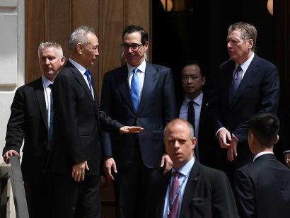  Từ trái sang: Phó Thủ tướng Trung Quốc Lưu Hạc gặp gỡ Bộ trưởng Tài chính Mỹ Steven Mnuchin và Đại diện Thương mại Mỹ Robert Lighthizer tại thủ đô Washington ngày 10-5. Ảnh: REUTERS