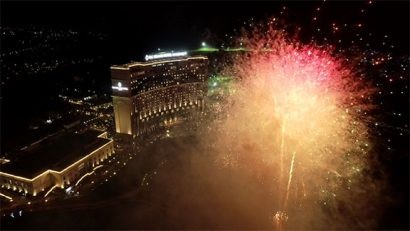  Màn bắn pháo hoa tầm thấp tại FLC Hạ Long thu hút hàng ngàn người chiêm ngưỡng 