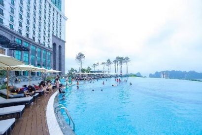 Bể bơi vô vực giúp du khách vừa tắm mát vừa chiêm ngưỡng vẻ đẹp vịnh Hạ Long