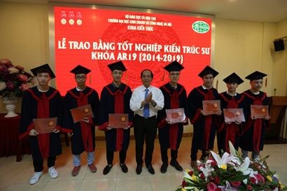  GS.TS.KTS. Nguyễn Hữu Dũng - Chủ nhiệm Khoa trao bằng tốt nghiệp cho các tân cử nhân. Ảnh: Việt Anh