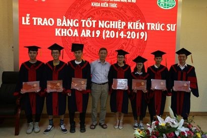  Ông Nguyễn Như Ngọc – Phó Trưởng phòng Quản lý – Đào tạo trao bằng tốt nghiệp cho các tân cử nhân. Ảnh: Việt Anh