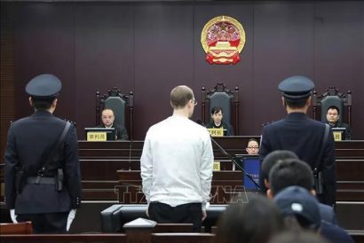 Công dân Canada Robert Lloyd Schellenberg (giữa) tại phiên xét xử của Tòa án ở thành phố Đại Liên, tỉnh Liêu Ninh, Đông Bắc Trung Quốc ngày 14/1/2019. Ảnh: AFP/TTXVN