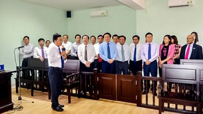  Chánh án TANDTC Nguyễn Hòa Bình và các đại biểu thăm phòng xử án Tòa Gia đình và Người chưa thành niên tại TAND tỉnh Đồng Tháp