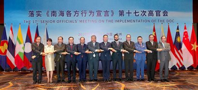  Các đại biểu tham gia Hội nghị Quan chức cao cấp ASEAN-Trung Quốc về thực hiện Tuyên bố về ứng xử của các bên ở Biển Đông (DOC) lần thứ tổ chức tại Hàng Châu, Trung Quốc ngày 17-18/5. Ảnh: Bộ Ngoại giao