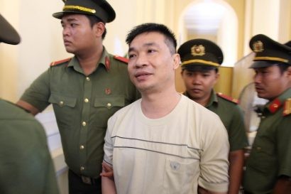  Bị cáo Văn Kính Dương được dẫn giải đến phiên toà.
