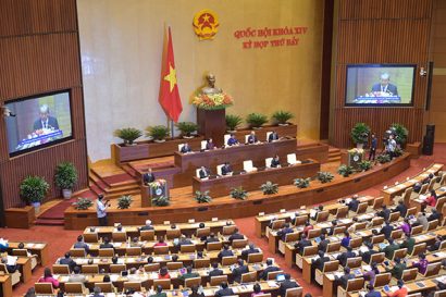 Thay mặt Chính phủ, Phó Thủ tướng Trương Hòa Bình trình bày báo cáo trước Quốc hội.