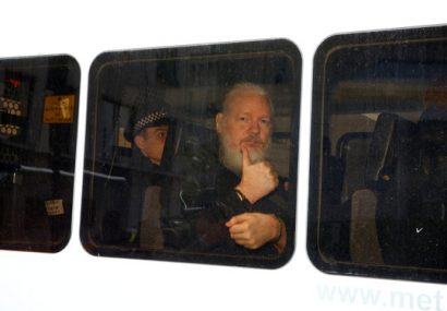 Ông chủ WikiLeaks trong chiếc xe cảnh sát sau khi bị bắt hồi tháng trước. Ảnh: Reuters