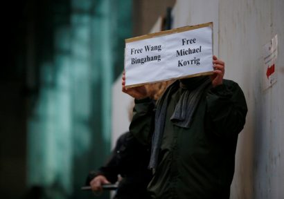 Một người đàn ông giơ tấm biển kêu gọi chính quyền Trung Quốc thả công dân Canada đang bị bắt giữ ở bên ngoài tòa án tại Vancouver, British Columbia, Canada. Ảnh: reuters.com