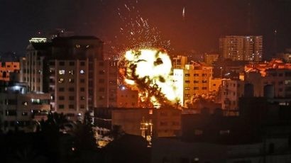 Một vụ nổ giữa các tòa nhà trong cuộc không kích của Israel vào thành phố Gaza vào ngày 4-5. Ảnh: AFP