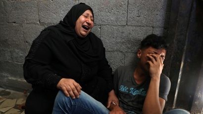Người thân của người thiệt mạng ở dải Gaza. Ảnh: REUTERS