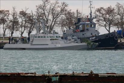  Tàu quân sự của Ukraine bị giữ tại khu vực gần Eo biển Kerch ngày 26/11/2018. Ảnh: AFP/TTXVN