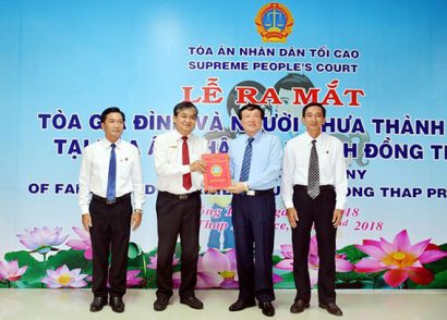  Chánh án TANDTC Nguyễn Hòa Bình trao Quyết định thành lập Tòa Gia đình và Người chưa thành niên tại TAND tỉnh Đồng Tháp