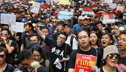 Người biểu tình Hong Kong kêu gọi bãi bỏ hoàn toàn dự luật dẫn độ về Trung Quốc. Ảnh: REUTERS 