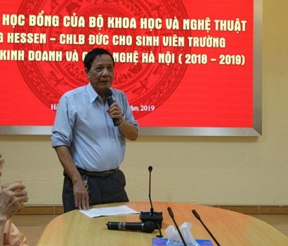 TS. Nguyễn Đình Đức Phó trưởng Phòng Công tác sinh viên phát biểu tại buổi lễ. Ảnh: Huy Thuyết 