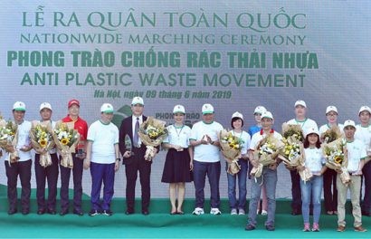 Bà Dương Thị Mai Hoa (hàng trên cùng, thứ 5 từ phải sang) cùng các doanh nghiệp trong Liên minh chống rác thải nhựa chụp ảnh kỉ niệm  