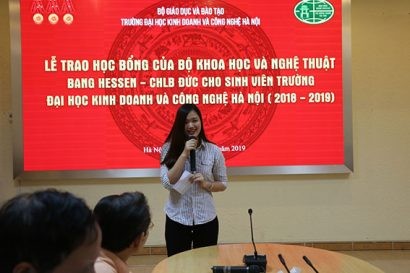 Sinh viên Lê Thị Diệu Linh lớp KT22.06 phát biểu cảm nghĩ tại buổi lễ.  Ảnh: Huy Thuyết