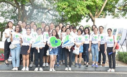 Đội ngũ nhân viên của Bamboo Airways chụp ảnh lưu niệm sau sự kiện 