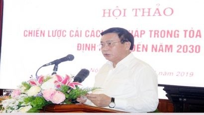 Giáo sư, Tiến sĩ Nguyễn Xuân Thắng trình bày tham luận tại hội thảo 