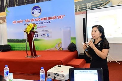 Bà Trương Tuyết Mai - Phó Viện trưởng Viện Dinh dưỡng Quốc gia chia sẻ những thông tin bổ ích tới người tiêu dùng tham gia hội thảo