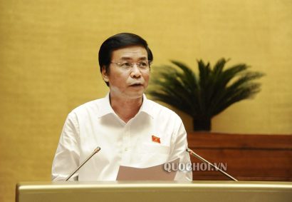 Tổng Thư ký - Chủ nhiệm Văn phòng Quốc hội Nguyễn Hạnh Phúc trình bày Tờ trình về dự kiến Chương trình giám sát của Quốc hội năm 2020. 