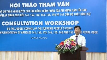 Ông Nguyễn Chí Công, Phó vụ trưởng, Vụ Pháp chế và Quản lý khoa học TANDTC phát biểu tại hội thảo. 