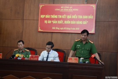 Đại tá Lê Vinh Quy, Phó Giám đốc Công an tỉnh Đắk Nông thông tin ban đầu về kết quả điều tra của vụ án Sản xuất, buôn bán xăng giả. Ảnh: Báo Giao thông.