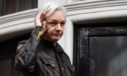 Julian Assange xuất hiện trên ban công đại sứ quán Ecuador ở London, Anh tháng 5/2017. Ảnh: AFP. 