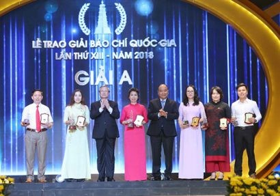  Thủ tướng Nguyễn Xuân Phúc và đồng chí Trần Quốc Vương, Ủy viên Bộ Chính trị, Thường trực Ban Bí thư trao giải A cho các tác giả đạt giải. Ảnh: TTXVN